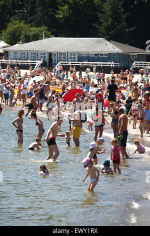 Gdynia, Polonia 2nd, Luglio 2015 migliaia di persone piace prendere il sole e nuotare a costa del Mar Baltico a Gdynia. Meteorologi pronosticare oltre 36 gradi centigradi durante i prossimi giorni. Credito: Michal Fludra/Alamy Live News Foto Stock