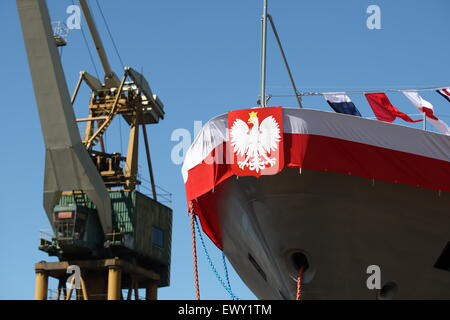 Gdynia, Polonia 2nd, Luglio 2015 Marina Polacca lancia la nuova nave pattuglia ORP Slazak nel cantiere navale a Gdynia. La nuova imbarcazione di pattuglia ha 95 metri di lunghezza e 13 metri di larghezza e infine 97 membri di equipaggio. ORP Slazak entrerà in servizio nel secondo semestre del 2016 Credit: Michal Fludra/Alamy Live News Foto Stock