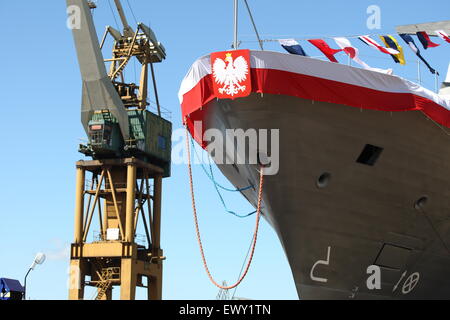 Gdynia, Polonia 2nd, Luglio 2015 Marina Polacca lancia la nuova nave pattuglia ORP Slazak nel cantiere navale a Gdynia. La nuova imbarcazione di pattuglia ha 95 metri di lunghezza e 13 metri di larghezza e infine 97 membri di equipaggio. ORP Slazak entrerà in servizio nel secondo semestre del 2016 Credit: Michal Fludra/Alamy Live News Foto Stock