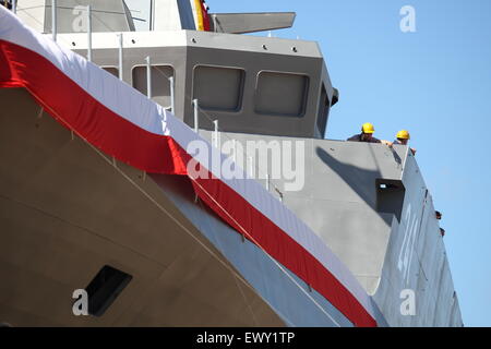 Gdynia, Polonia 2nd, Luglio 2015 Marina Polacca lancia la nuova nave pattuglia ORP Slazak nel cantiere navale a Gdynia. La nuova imbarcazione di pattuglia ha 95 metri di lunghezza e 13 metri di larghezza e infine 97 membri di equipaggio. ORP Slazak entrerà in servizio nel secondo semestre del 2016 Credit: Michal Fludra/Alamy Live News Foto Stock