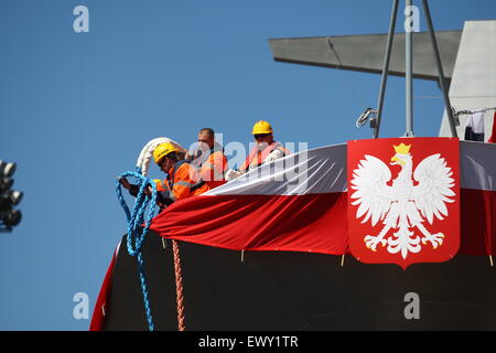 Gdynia, Polonia 2nd, Luglio 2015 Marina Polacca lancia la nuova nave pattuglia ORP Slazak nel cantiere navale a Gdynia. La nuova imbarcazione di pattuglia ha 95 metri di lunghezza e 13 metri di larghezza e infine 97 membri di equipaggio. ORP Slazak entrerà in servizio nel secondo semestre del 2016 Credit: Michal Fludra/Alamy Live News Foto Stock