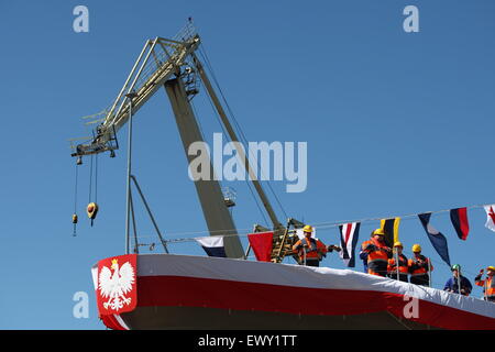 Gdynia, Polonia 2nd, Luglio 2015 Marina Polacca lancia la nuova nave pattuglia ORP Slazak nel cantiere navale a Gdynia. La nuova imbarcazione di pattuglia ha 95 metri di lunghezza e 13 metri di larghezza e infine 97 membri di equipaggio. ORP Slazak entrerà in servizio nel secondo semestre del 2016 Credit: Michal Fludra/Alamy Live News Foto Stock