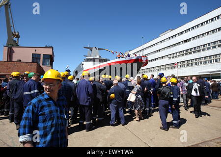 Gdynia, Polonia 2nd, Luglio 2015 Marina Polacca lancia la nuova nave pattuglia ORP Slazak nel cantiere navale a Gdynia. La nuova imbarcazione di pattuglia ha 95 metri di lunghezza e 13 metri di larghezza e infine 97 membri di equipaggio. ORP Slazak entrerà in servizio nel secondo semestre del 2016 Credit: Michal Fludra/Alamy Live News Foto Stock