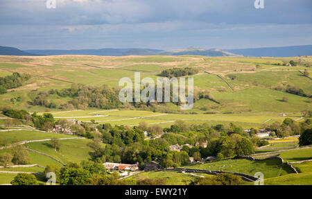 Malham villaggio paesaggi di pietra calcarea, Yorkshire Dales National Park, England, Regno Unito Foto Stock