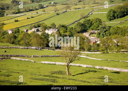 Malham villaggio paesaggi di pietra calcarea, Yorkshire Dales National Park, England, Regno Unito Foto Stock