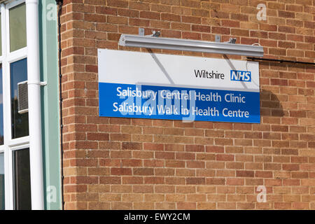 Wiltshire NHS segno sulla parete per Salisbury Central Health Clinic e Salisbury a piedi nel centro di salute in Salisbury Foto Stock