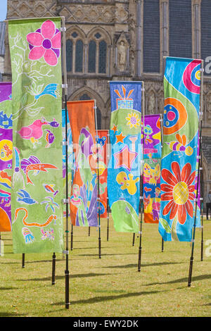 Mondi's Eye Batik installazione di bandiera nella motivazione della Cattedrale di Salisbury, Salisbury, Wiltshire, Regno Unito in giugno Foto Stock