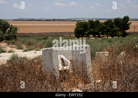 Frontiera Gaza, Israele. 2 Luglio, 2015. Un piccolo uno fortificato-posizione man fornisce la copertura per le protezioni in caso di un tentativo di infiltrazione dalla striscia di Gaza nel Kibbutz Magen, situato a 4,5 km dal confine. A un anno dal funzionamento bordo protettivo, lanciata da Israele contro Hamas ha governato la striscia di Gaza, frontiera israeliana europee si sforzano di tornare alla vita normale ma costante paura e ci aspettiamo che il prossimo round delle ostilità. Credito: Nir Alon/Alamy Live News Foto Stock