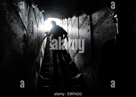 Frontiera Gaza, Israele. 2 Luglio, 2015. I visitatori salgono al di fuori di un tunnel sotterraneo scavato da Hamas da Khan Yunis periferia a scopo offensivo nei confronti di residenti di Kibbutz Ein Hashlosha. Questa lunga 3 km, 27m di profondità, il tunnel è stato scoperto nel marzo 2013, sigillato e poi parzialmente distrutto. A un anno dal funzionamento bordo protettivo, lanciata da Israele contro Hamas ha governato la striscia di Gaza, frontiera israeliana europee si sforzano di tornare alla vita normale ma costante paura e ci aspettiamo che il prossimo round delle ostilità. Credito: Nir Alon/Alamy Live News Foto Stock