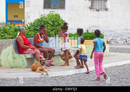 Vecchia donna creola e bambini nel villaggio di pescatori di Palmeira sull isola di Sal, Capo Verde / Cabo Verde, Africa occidentale Foto Stock