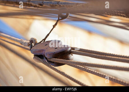 Rigging e puleggia di legno / blocco sul bordo della Oosterschelde, olandese tre-masted topsail schooner vela il oceano Atlantico Foto Stock