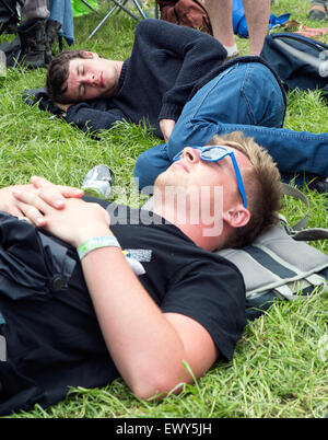 Festival Goer dormire a Glastonbury Festival Regno Unito Foto Stock