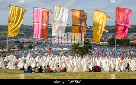 Le bandiere e Tipis festival di Glastonbury Regno Unito Foto Stock