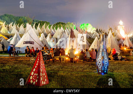 Tende tepee accampamento di notte festival di Glastonbury Regno Unito Foto Stock