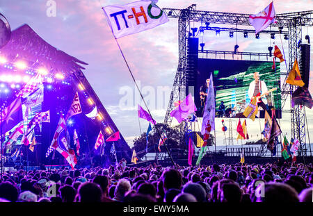 Il che gioca sulla fase della piramide di notte festival di Glastonbury Regno Unito Foto Stock