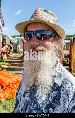 Vecchio Hippie con la barba e il cappello a Glastonbury Festival Somerset REGNO UNITO Foto Stock