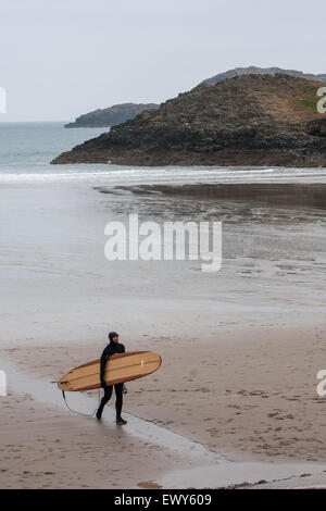 Surfisti dedicato a copertura completa muta voce al parcheggio avente braved le fredde acque invernali a Whitesands Beach / Ba Foto Stock