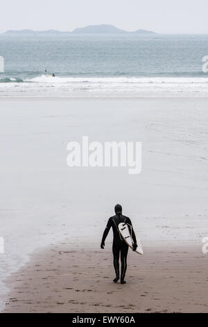 Surfisti dedicato a copertura completa muta voce al freddo inverno acque a Whitesands Beach / Ba Foto Stock