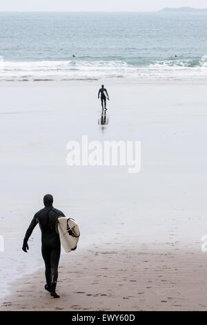 Surfisti dedicato a copertura completa muta voce al freddo inverno acque a Whitesands Beach / Ba Foto Stock