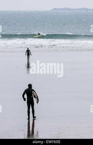 Surfisti dedicato a copertura completa muta voce per tchilly acque invernali a Whitesands Beach / Ba Foto Stock