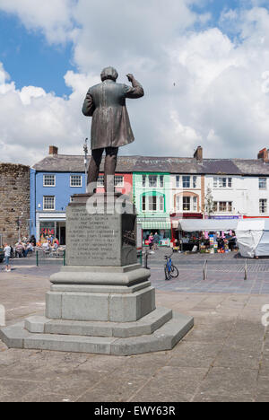 David Lloyd George statua che domina il sabato street market nella cittadina gallese di Caernarfon Foto Stock
