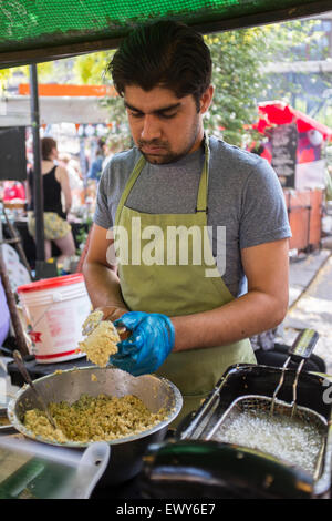 Camden Lock market alimentare adiacente al Regents Canal. Questo mercato servesall tipi di alimenti provenienti da ogni parte del mondo. Foto Stock