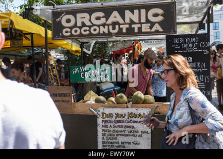 Camden Lock market alimentare adiacente al Regents Canal. Questo mercato servesall tipi di alimenti provenienti da ogni parte del mondo. Foto Stock