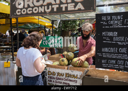 Camden Lock market alimentare adiacente al Regents Canal. Questo mercato servesall tipi di alimenti provenienti da ogni parte del mondo. Foto Stock