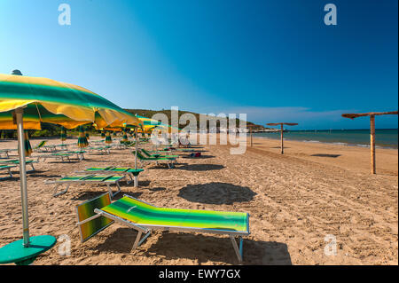 Italia Puglia Gragano Vieste la roccia Pizzomunno e la spiaggia Foto Stock