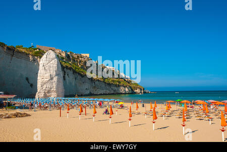 Italia Puglia Gragano Vieste la roccia Pizzomunno e la spiaggia Foto Stock