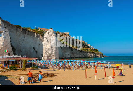 Italia Puglia Gragano Vieste la roccia Pizzomunno e la spiaggia Foto Stock