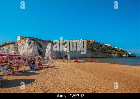 Italia Puglia Gragano Vieste la roccia Pizzomunno e la spiaggia Foto Stock