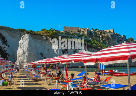 Italia Puglia Gragano Vieste la roccia Pizzomunno e la spiaggia Foto Stock