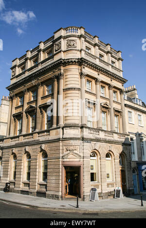 Loch Fyne, frutti di mare, ristorante, a 24, Milsom Street in questo vecchio edificio della banca.Foto scattata da George Street. Vasca da bagno,città,centro,Somerset, Inghilterra,U.K., Foto Stock