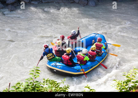 White water rafting sul fiume su l'Arve fiume in Chamonix Mont Blanc valley, Francia. Agosto. Foto Stock