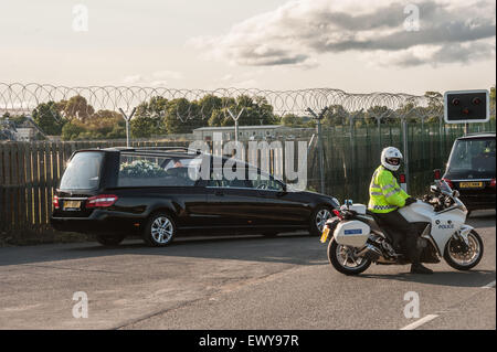 RAF Brize Norton, Oxfordshire, Regno Unito. 2 Luglio, 2015. La seconda serie di bare delle vittime del massacro sulla spiaggia del resort tunisino di Sousse, Tunisia venerdì 26 giugno 2015 si discosta dalla RAF Brize Norton diretti per Londra credito: credito: Desmond Brambley/Alamy Live News Foto Stock