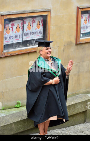 University of Ulster (Magee Campus) studenti maturi in posa per le fotografie sul giorno di graduazione. Foto Stock