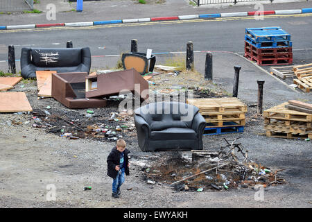 Spazzatura a falò sito nella fontana di lealisti station wagon, Londonderry (Derry), l'Irlanda del Nord. Foto Stock