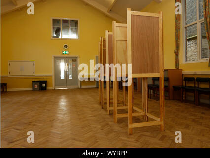 Volontari impostazione di una stazione di polling in Bradford West circoscrizione presto su Generale il giorno delle elezioni 2015. Foto Stock