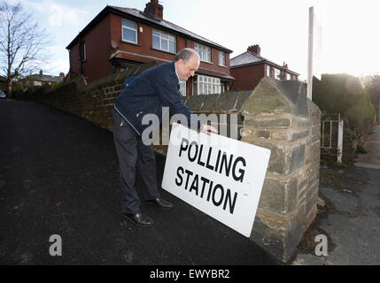 Volontari impostazione di una stazione di polling in Bradford West circoscrizione presto su Generale il giorno delle elezioni 2015. Foto Stock