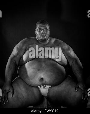 LONG BEACH, CA - 5 agosto - Emmanuel Yarborough presso l'U.S. Sumo Open a Long Beach, California il 5 agosto 2001. Foto Stock