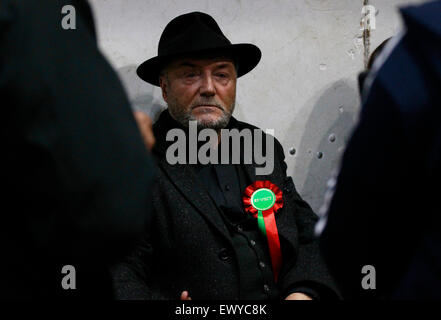 Rispetto candidato del partito George Galloway che arrivano al conteggio per il Bradford est, sud e ovest circoscrizioni al Richar Foto Stock