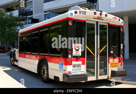 Toronto TTC Wheel-Trans autobus parcheggiato di fronte ad un edificio di appartamenti, in attesa del cliente disabile a bordo con la sedia di ruota ac Foto Stock