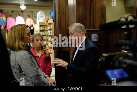 Le Mars, Iowa, USA. Luglio 2, 2015. Presidenziale repubblicano candidateUSA Sen. il 2 luglio, 2015. LINDSEY GRAHAM (R-SC) parla con un visitatore alla Blue Bunny Gelateria di Le Mars, Iowa, Venerdì, 2 luglio 2015, come egli fa una campagna oscillare attraverso northwest Iowa. Credito: Jerry Mennenga/ZUMA filo/Alamy Live News Foto Stock