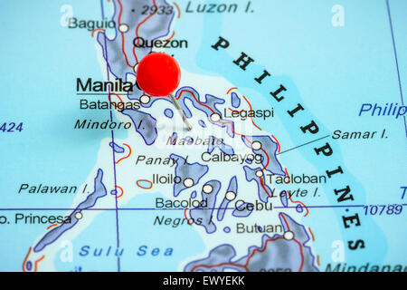 Close-up di una puntina rossa su una mappa delle Filippine Foto Stock