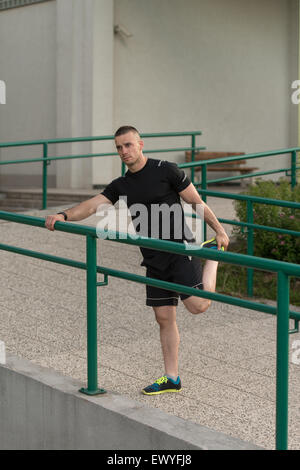 Istruttore di Fitness Portrat all'aperto facendo esercizi streching Foto Stock