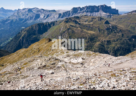 Gli escursionisti sopra Chamonix-Mont Blanc valley, Francia. Foto Stock