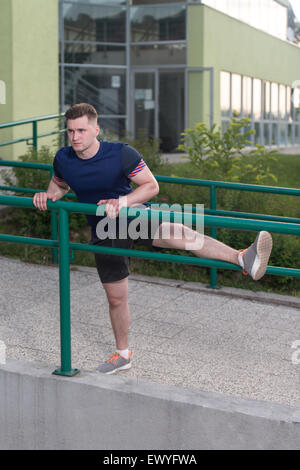 Istruttore di Fitness Portrat all'aperto facendo esercizi streching Foto Stock