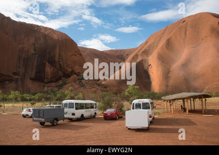 Australia, NT, Uluru - Kata Tjuta National Park. Uluru aka Aires Rock, base trail parcheggio. Foto Stock