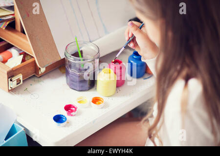 Vista in elevazione di una ragazza di pittura Foto Stock